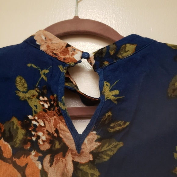 3/$25 Floral V-neck short sleeve Blouse - Picture 3 of 7
